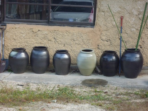 展示棚に並んだ石見焼